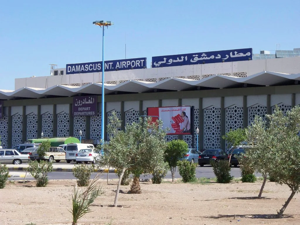 مطار مصرف 100 دولار شيك كاش
