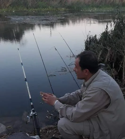 صياد يرمي سنارته في نهر الفرات