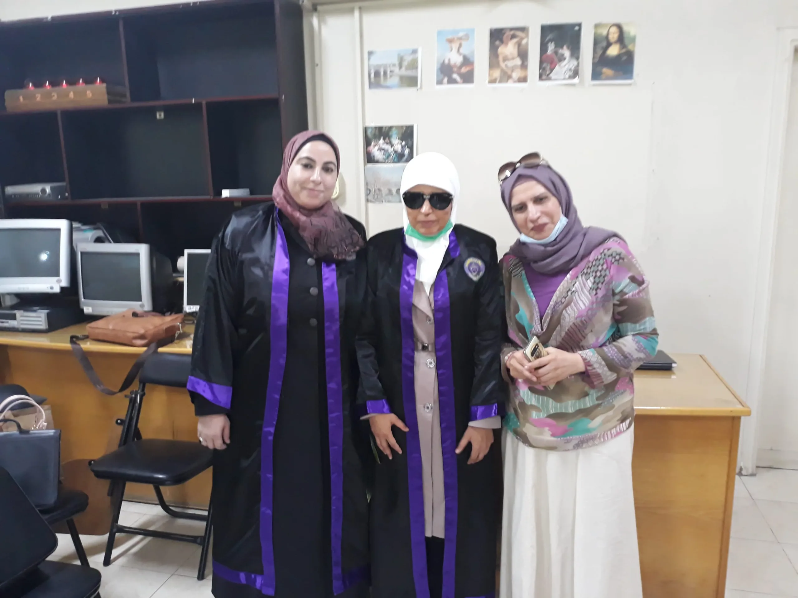 مع صديقاتها خلال حفل الحصول على الدكتوراه