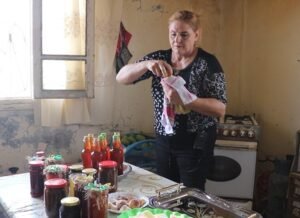 سوزان خضور خلال العمل