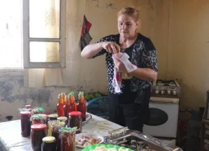 سوزان خضور خلال العمل