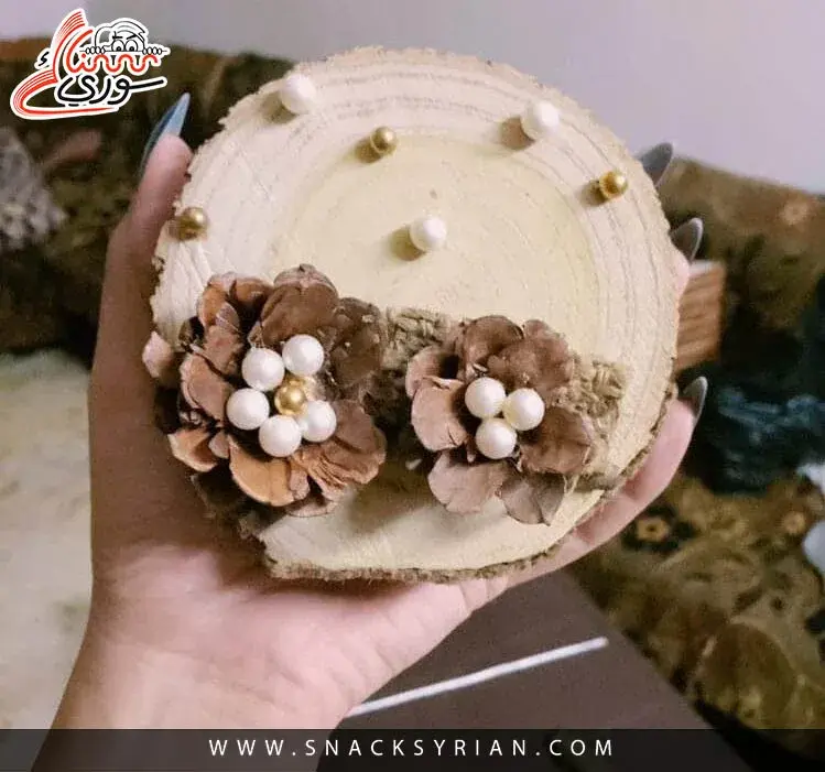 من أعمالها إضافة زينة على الخشب
