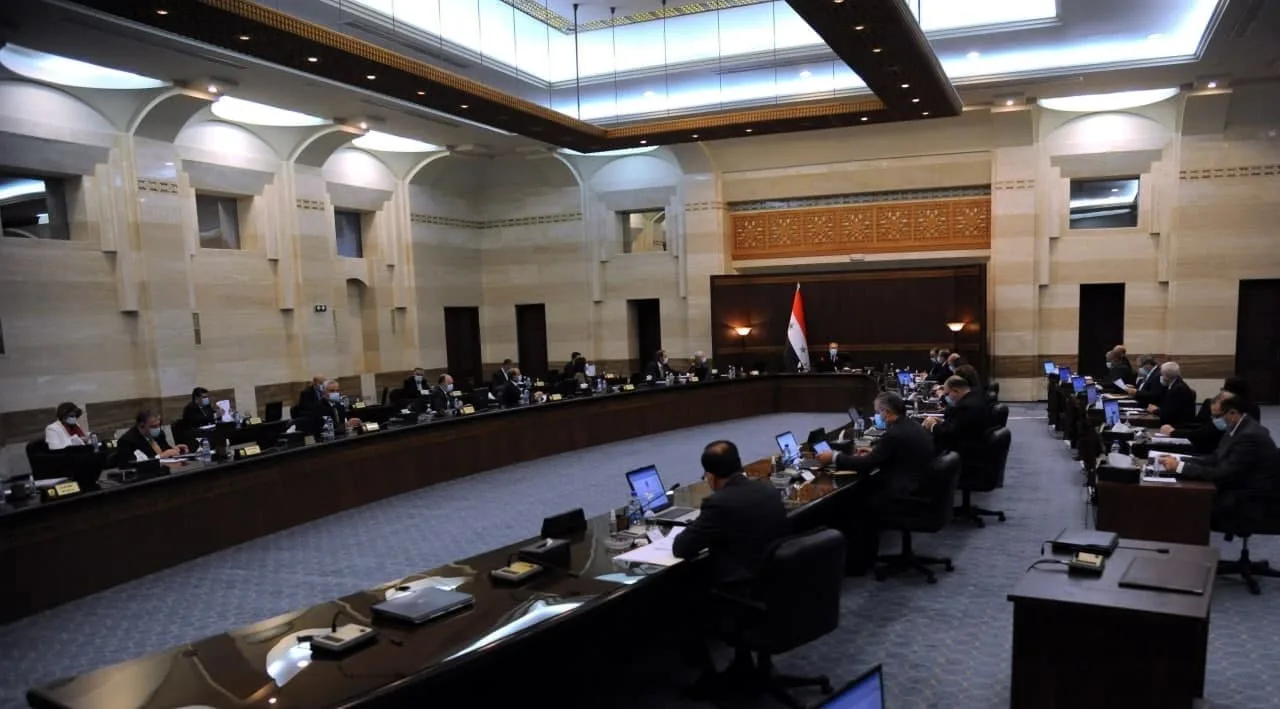 الحكومة تكلّف مجلس النقد بضبط سعر الصرف