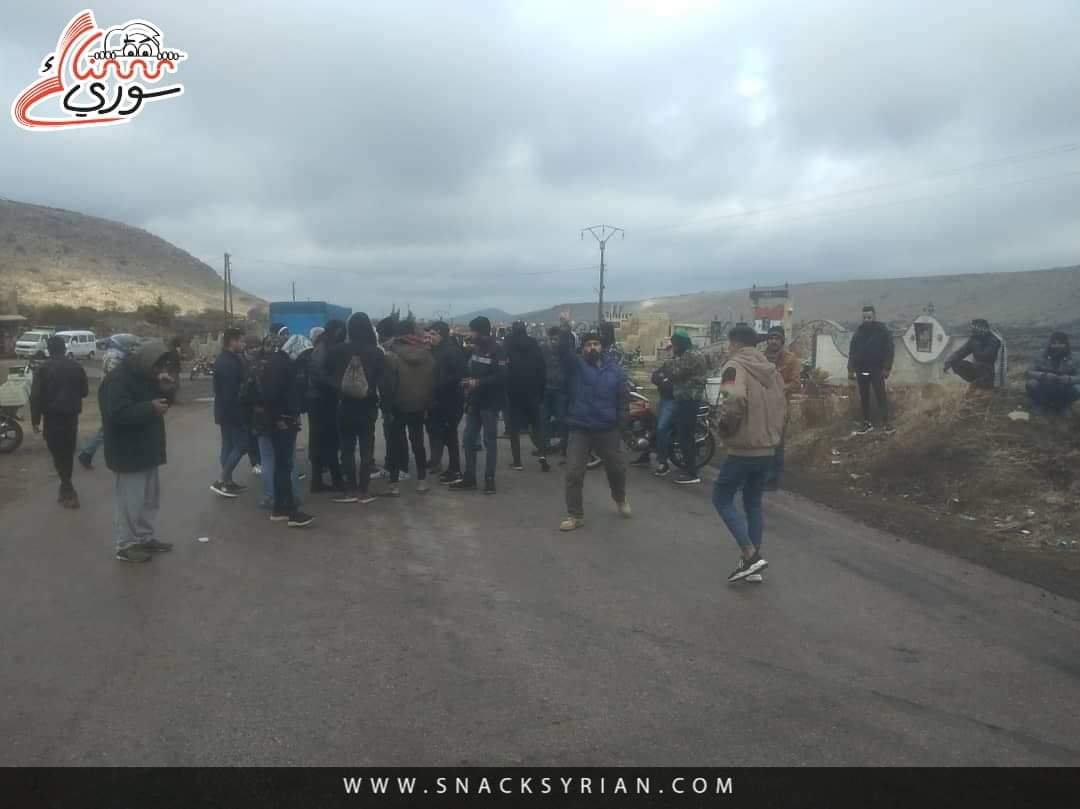 متظاهرين في قرية نمرة شهبا بالسويداء احتجاجا على رفع الدعم - سناك سوري