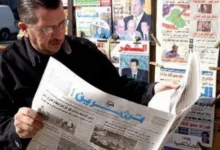 مواطن يقرأ جريدة تشرين