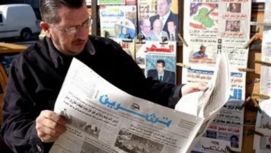 مواطن يقرأ جريدة تشرين