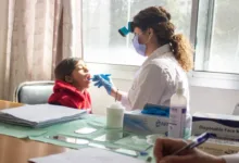 الطبيبة شروق إذا المسح على عينة البحث في مشفى الأطفال