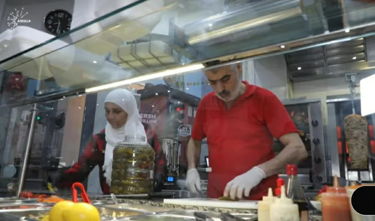 الزوجان "الحافظ" يفتتحون مطعماً لهم في ألمانيا ويكسبون محبة الألمانيين