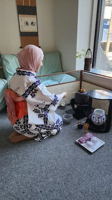 الطبيبة ميرنا عيروض مرتدية الزي الياباني