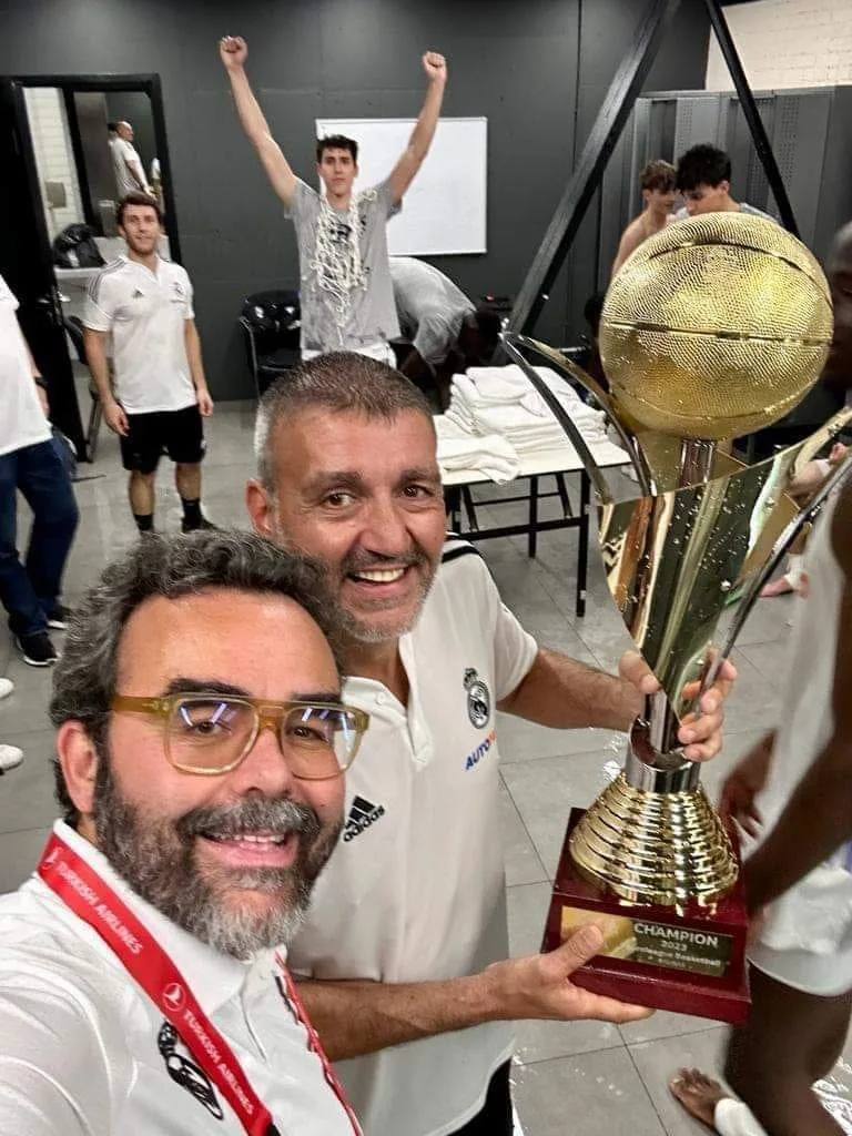 خافيير خواريز أثناء تتويجه بدوري أبطال أوروبا