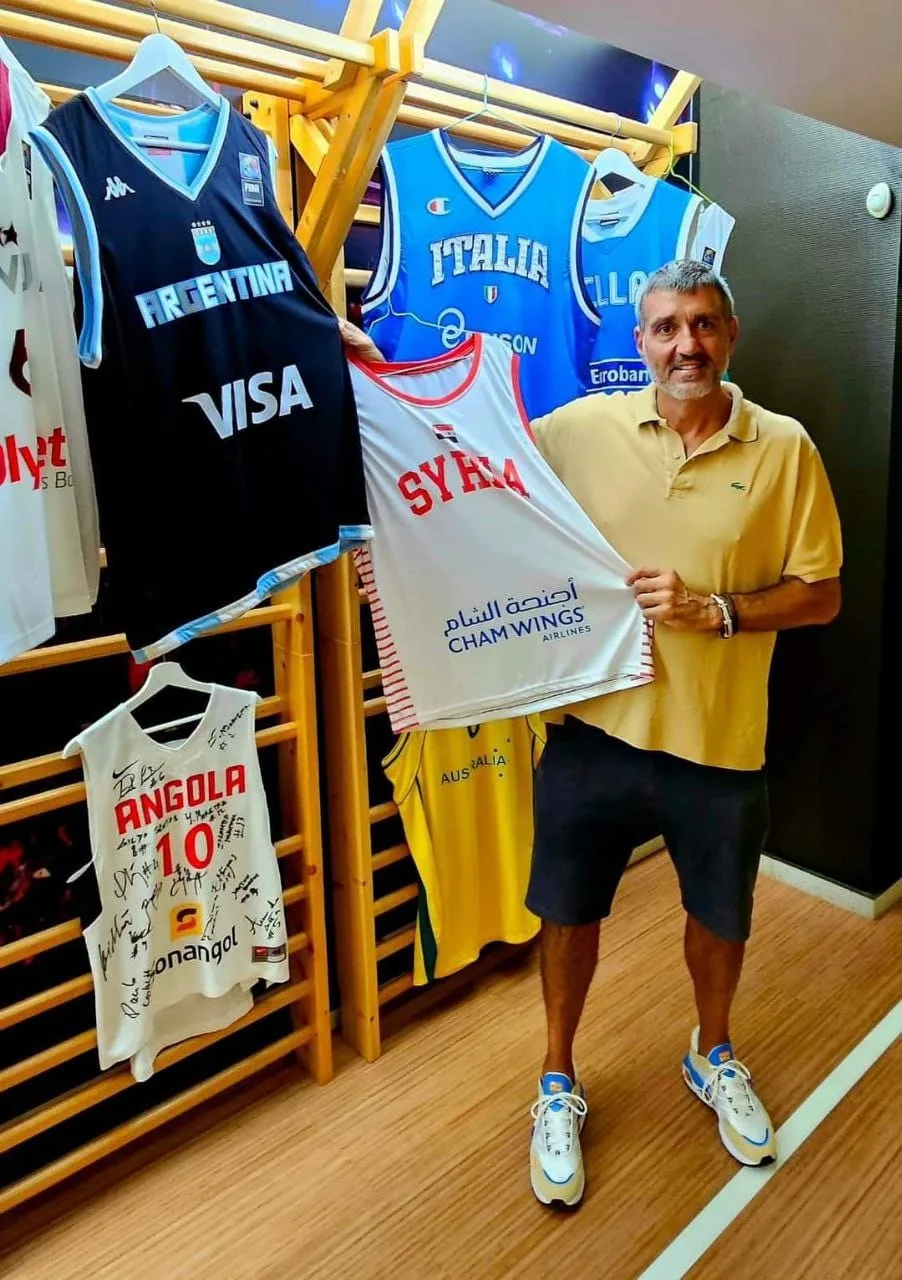 خافيير خواريز يضع قميص منتخب سوريا في المتحف الرسمي للاتحاد الإسباني
