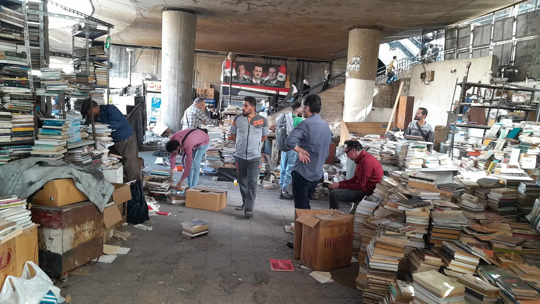 إزالة بسطات الكتب جسر الرئيس