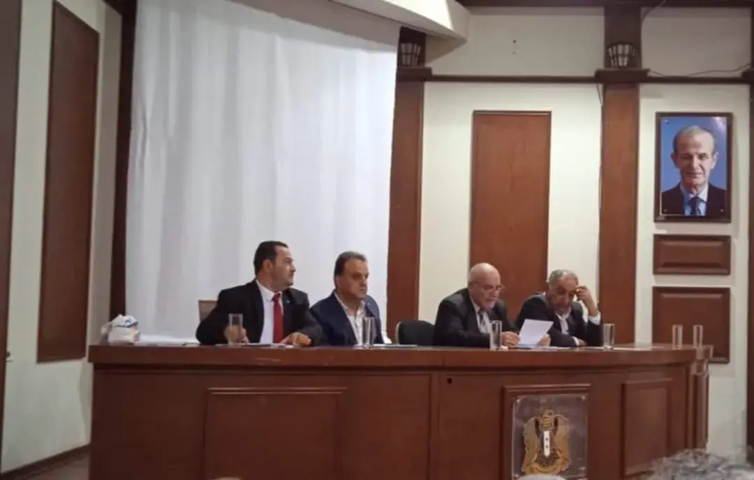 مسؤول حزبي على منصة مجلس محافظة السويداء.... مخالفة قانونية!