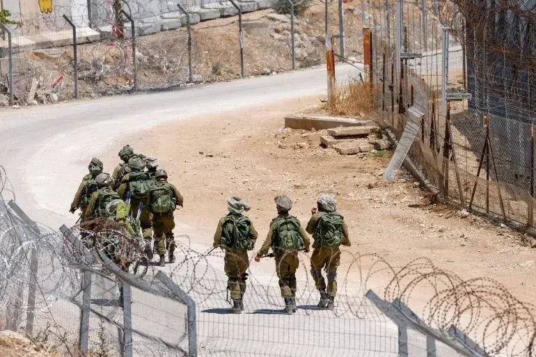 جنود إسرائيليون قرب سياج عسكري في الجنوب السوري