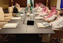 اجتماع سوري سعودي للطاقة يظهر فيه محسن مهباش مقابل مجموعة من الجانب السعودي