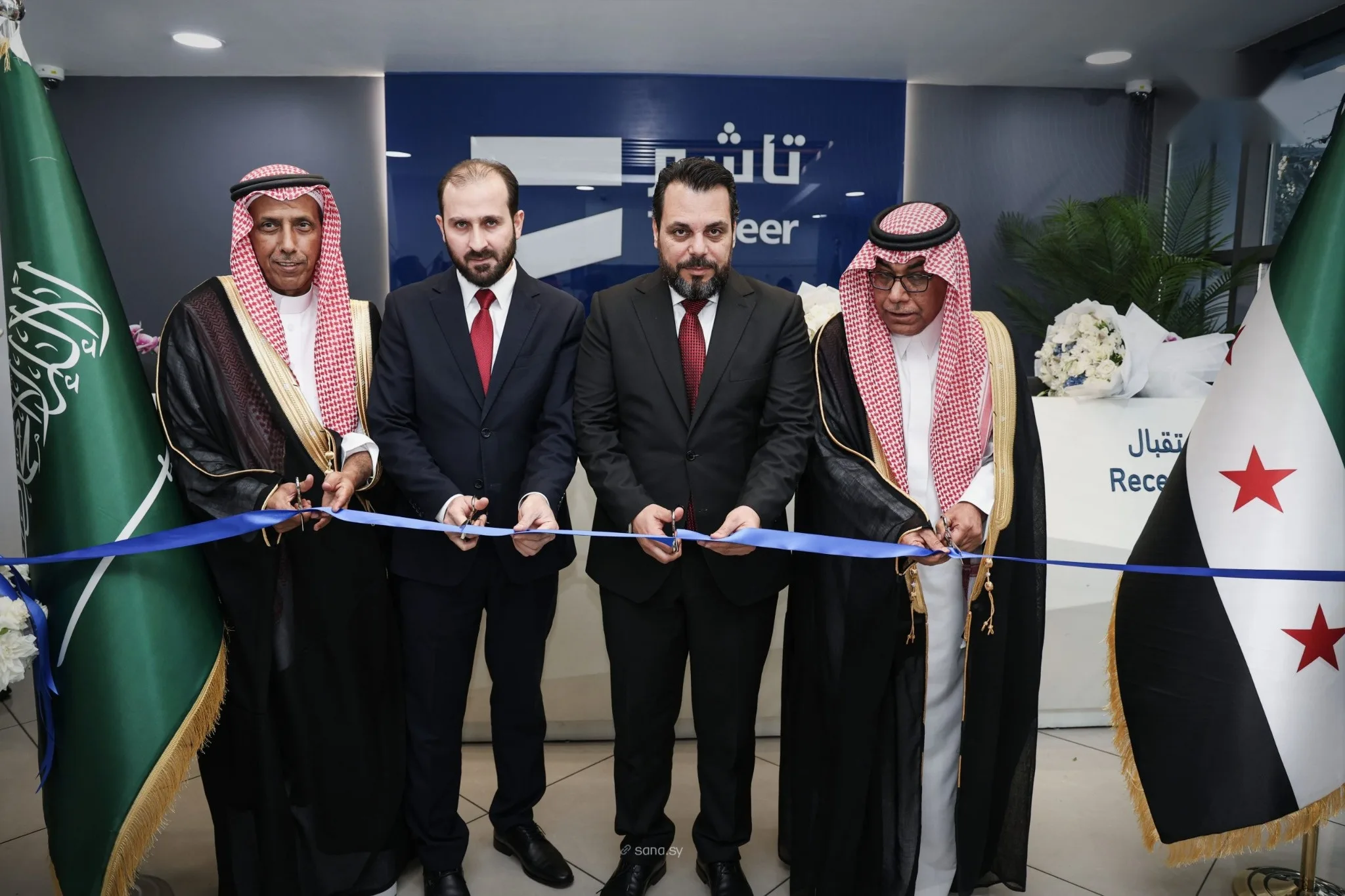 مسؤولون سوريون وسعوديون خلال افتتاح مركز تأشير السعودي في دمشق