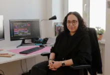 الفنانة السورية هدى تكريتي في مكان عملها